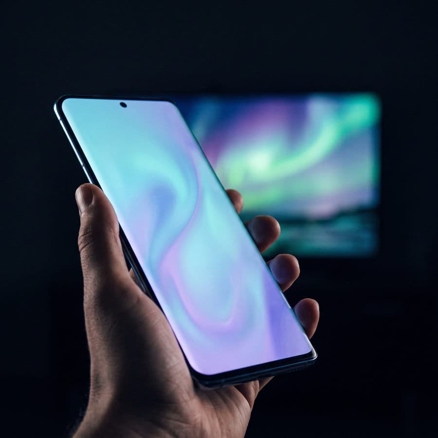 Celular reproduciendo contenido de Axora